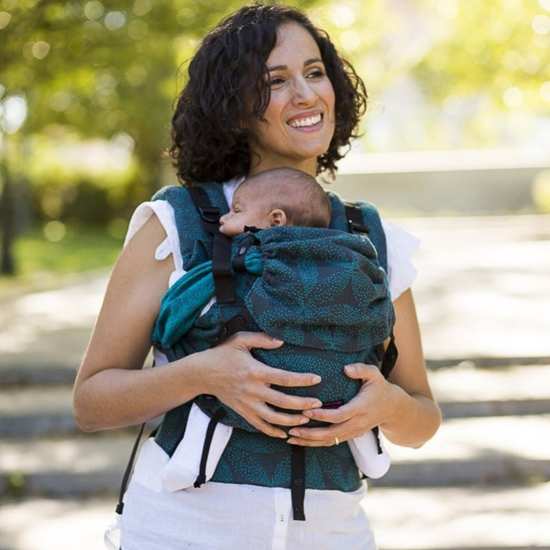 mère porter le sien bébé bébé garçon enfant, pousser poussette à